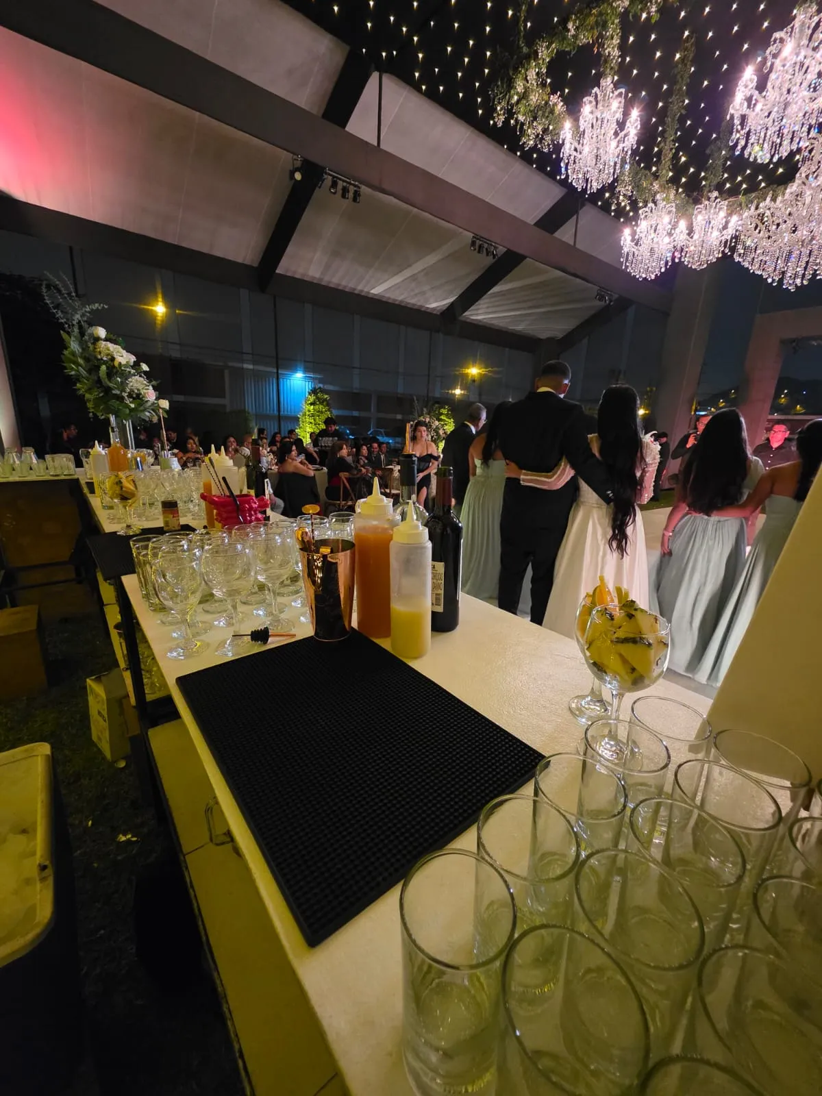 Novios bailando junto a la barra de cócteles en su boda